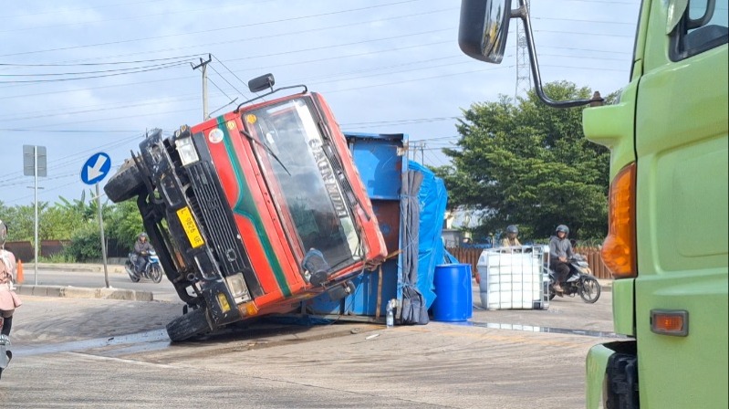 Kecelakaan Lalu Lintas Mobil Truk Bermuatan Bahan Kimia di Karya Jaya