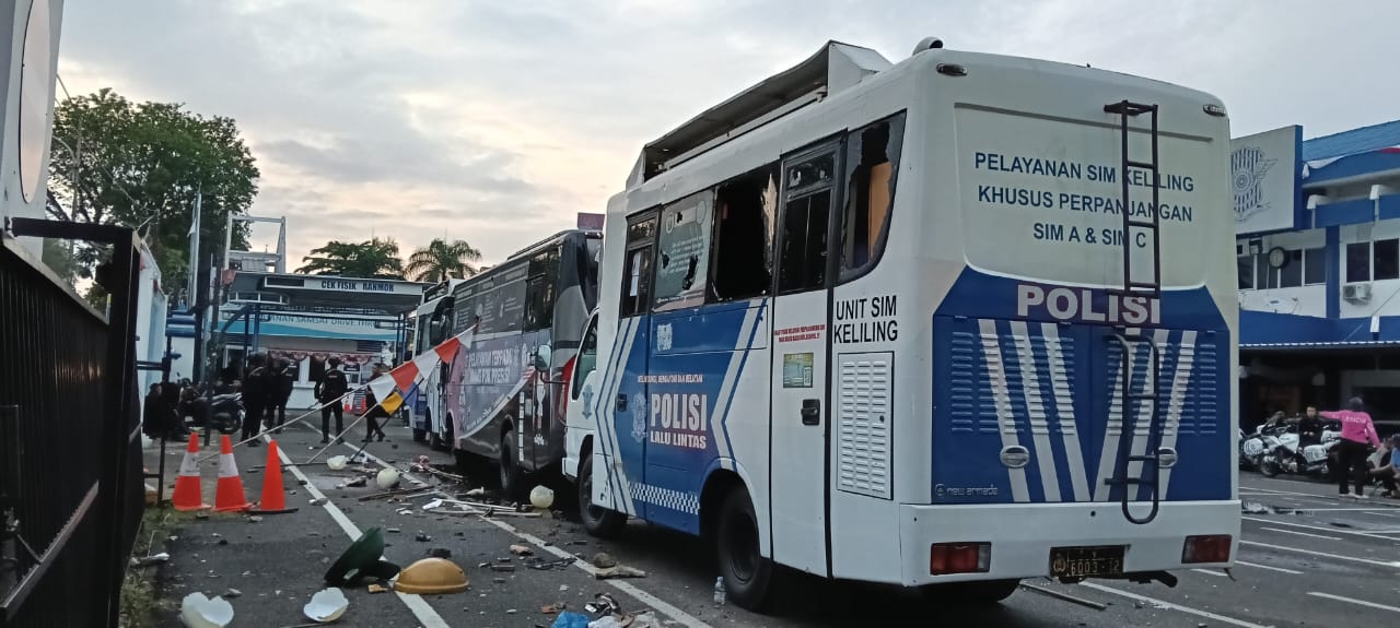 Pos Jaga dan Mobil Dinas Direktorat Lalu Lintas Polda Sumsel Dibakar