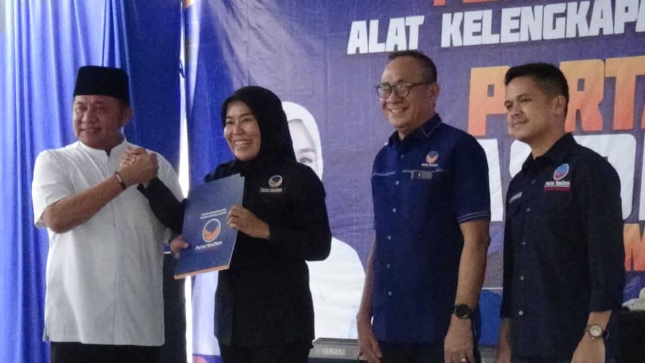 Fitrianti Agustinda Terima AKD dari Ketua DPW Partai Nasdem Sumatera Selatan Herman Deru