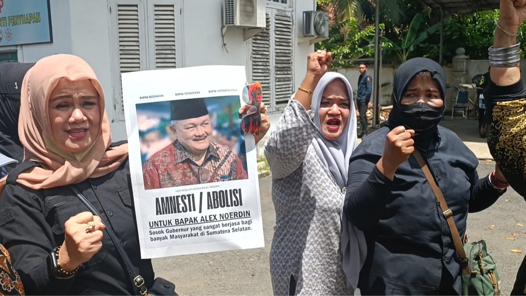 Emak-emak Suarakan Dukung Mantan Gubernur Sumsel Alex Noerdin Usai Sidang Perdana Korupsi Pasar Cinde