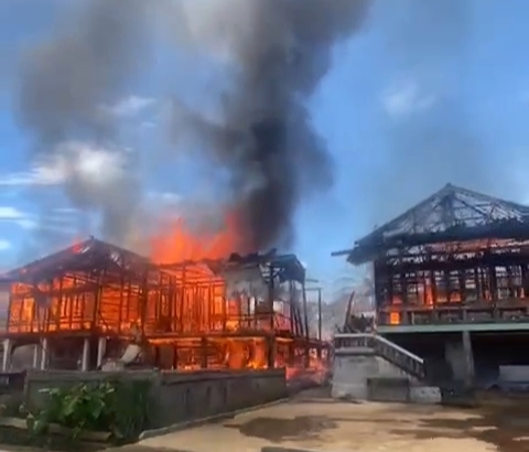 Kebakaran Hebat di OKU Selatan! Tiga Rumah Ludes dalam Hitungan Menit