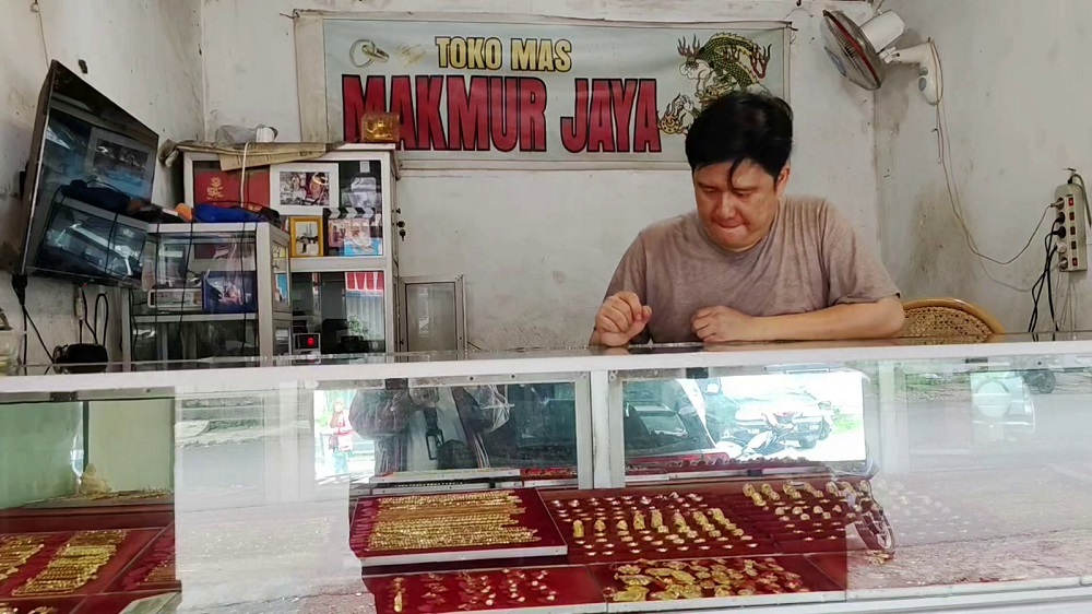 Harga Emas Turun, Pembeli di Palembang Cari Momen untuk Investasi