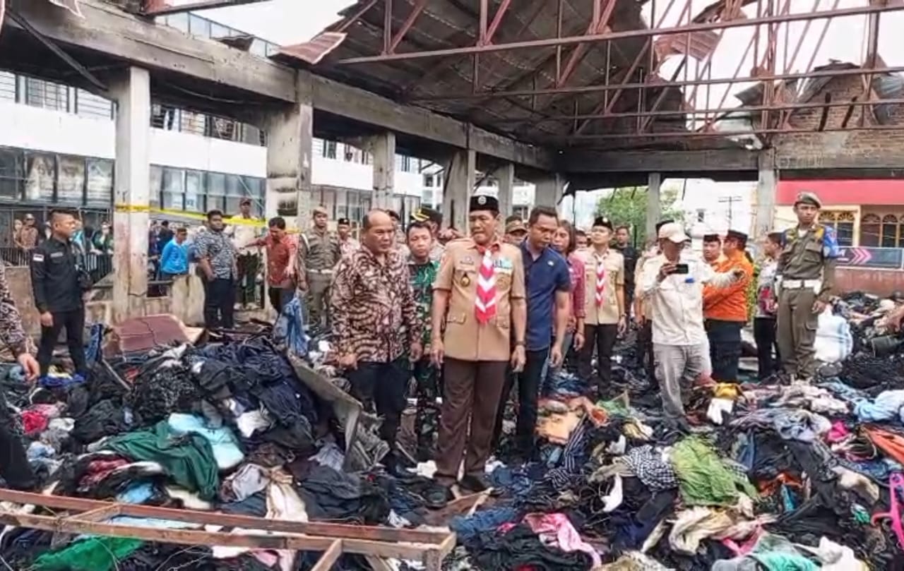 Bupati Muara Enim Beri Bantuan Kepada Pedagang Korban Kebakaran