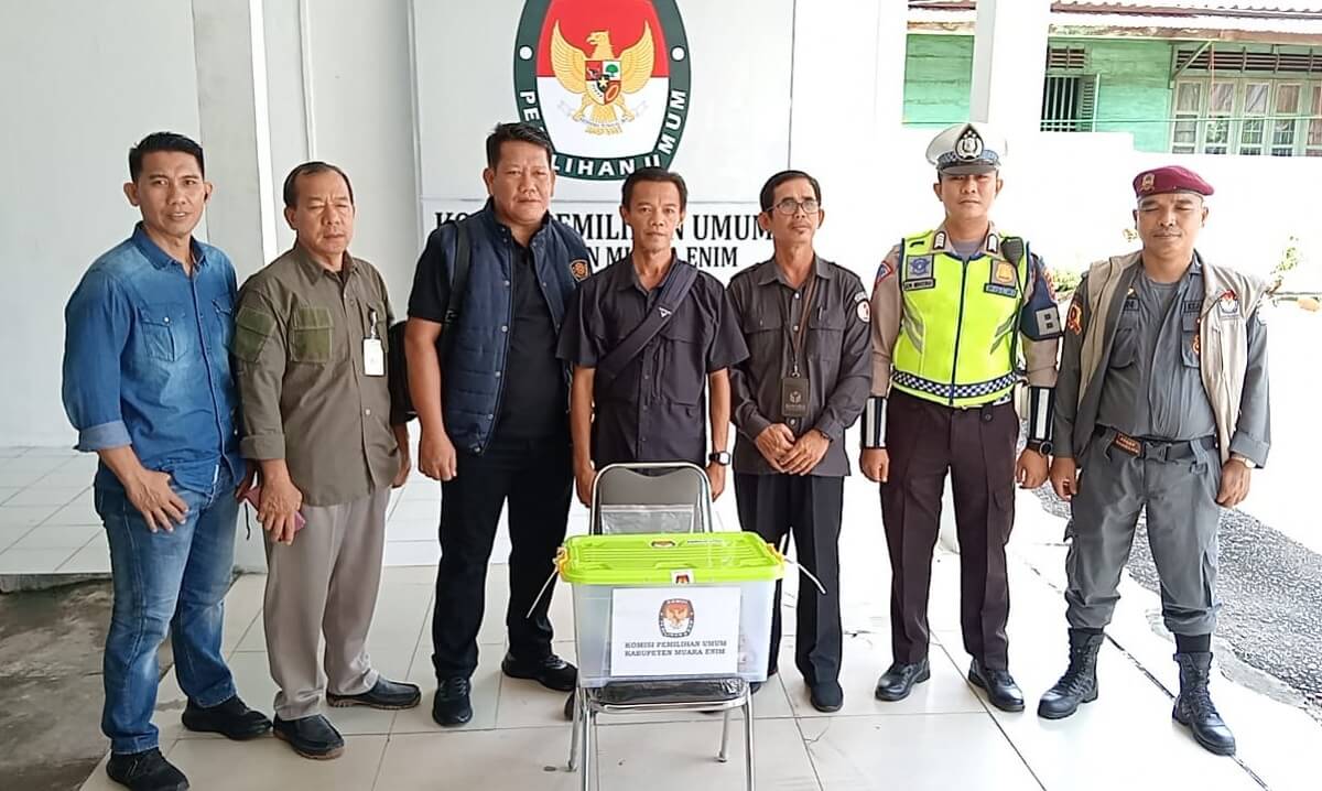 Personel Polres Muara Enim Kawal Pengiriman Hasil Rekapitulasi Suara Pemilu 2024 Tingkat Kabupaten Muara Enim