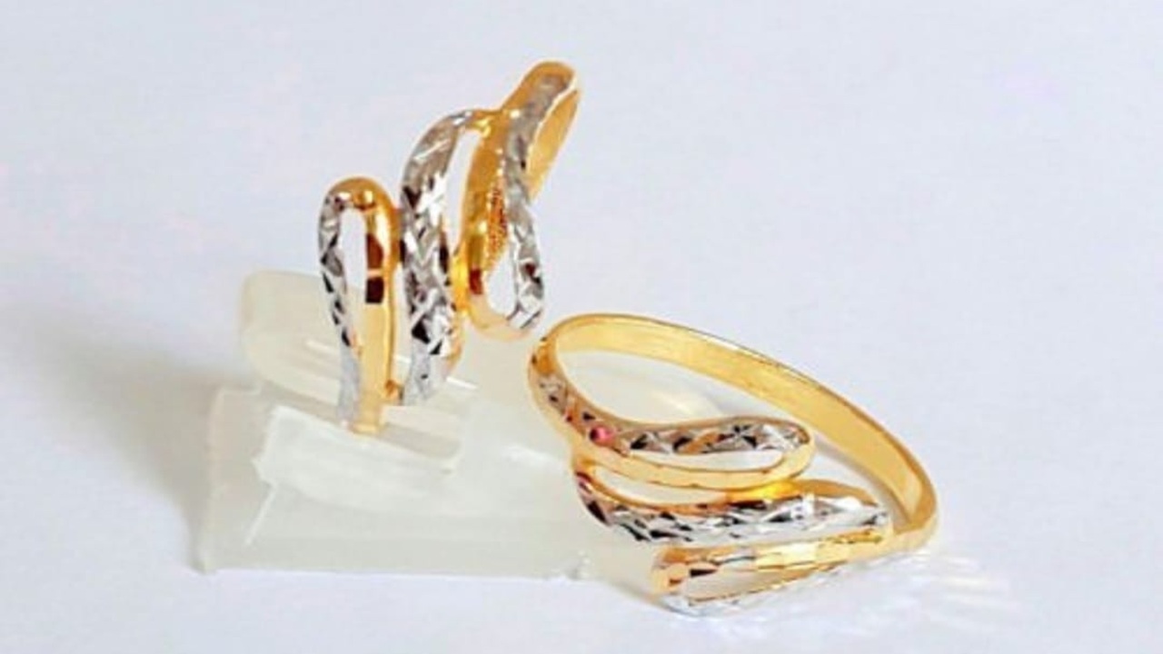 Flamingo dalam Balutan Emas Lambang Proses, Keseimbangan, dan Percaya Diri