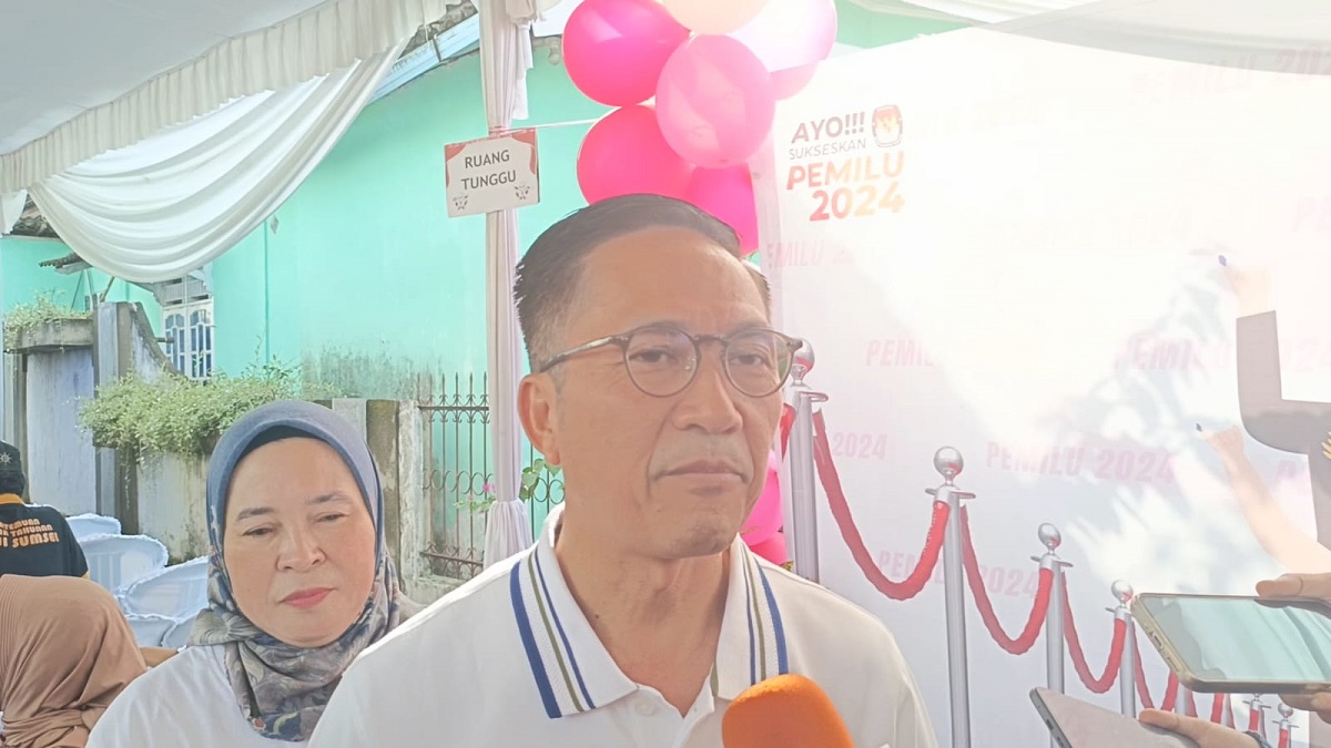 Pj Walikota Palembang Ratu Dewa Bersama Istri Nyoblos, Ingatkan Warga untuk Tidak Golput