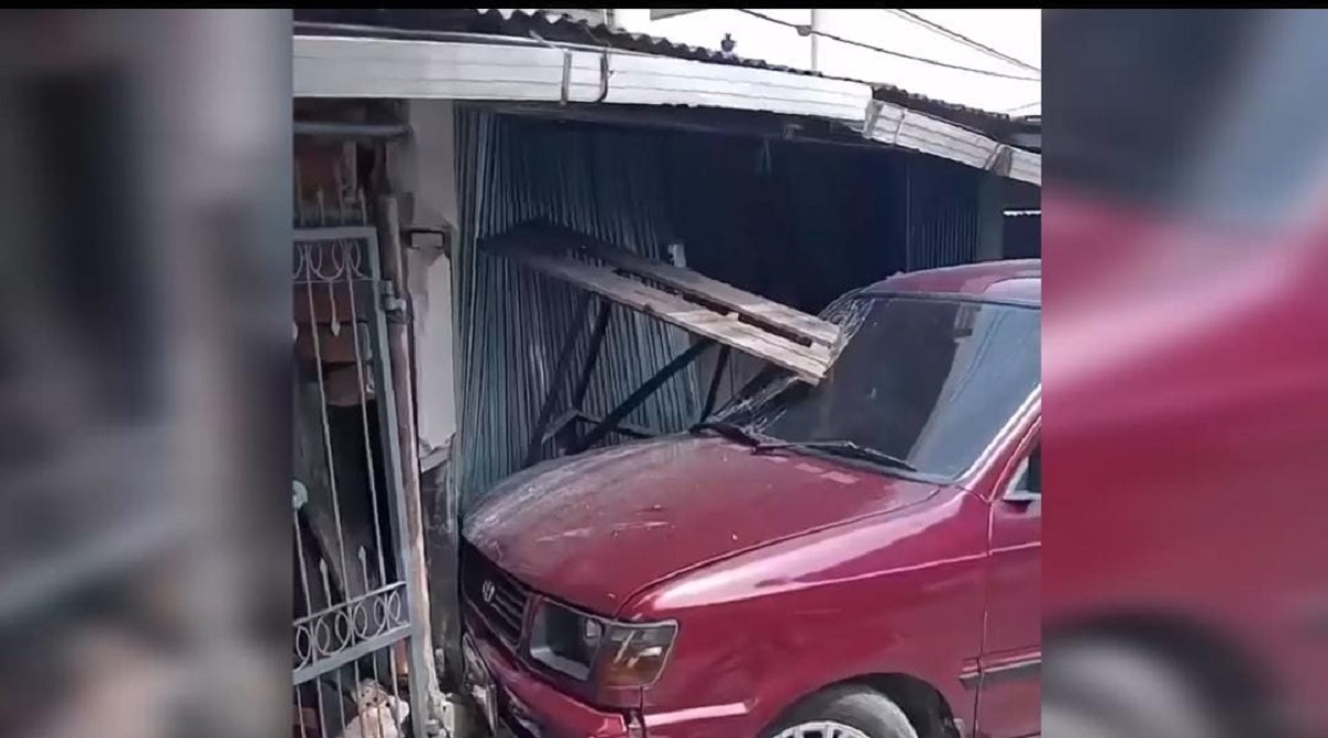 Diduga Sopir Ngantuk, Mobil Kijang Tabrak Warung Pempek di Palembang