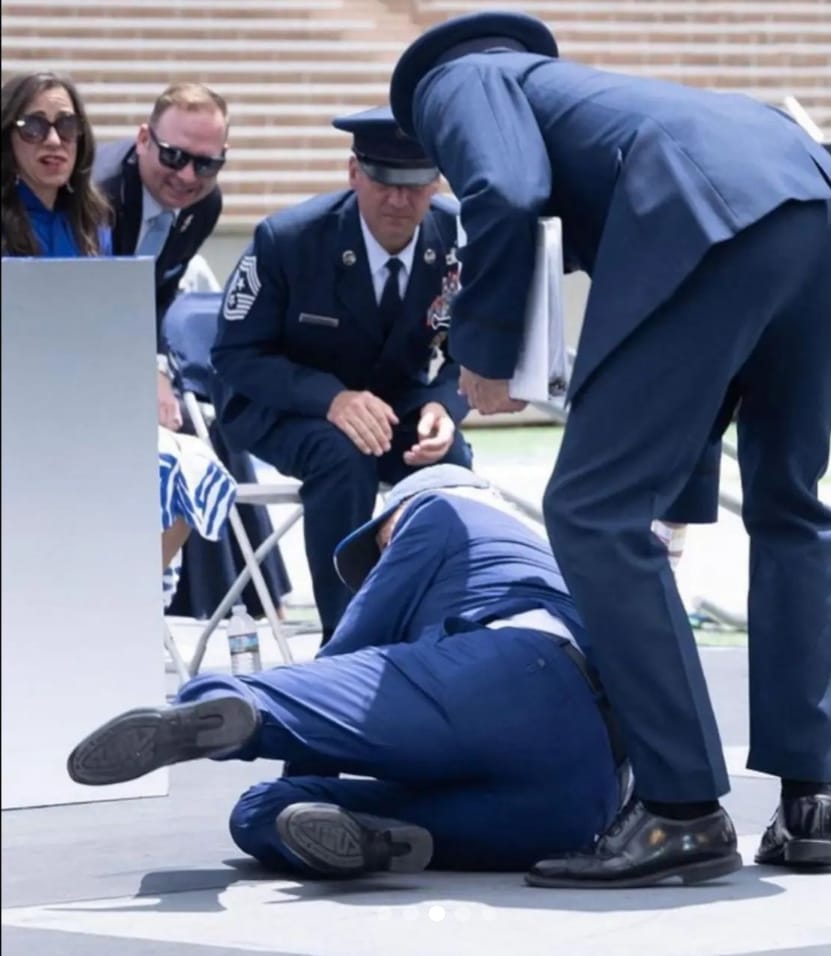 Hadiri Wisuda Akademi Angkatan Udara, Joe Biden Terjatuh di Atas Panggung, Warganet: Maklum Sudah Sepuh