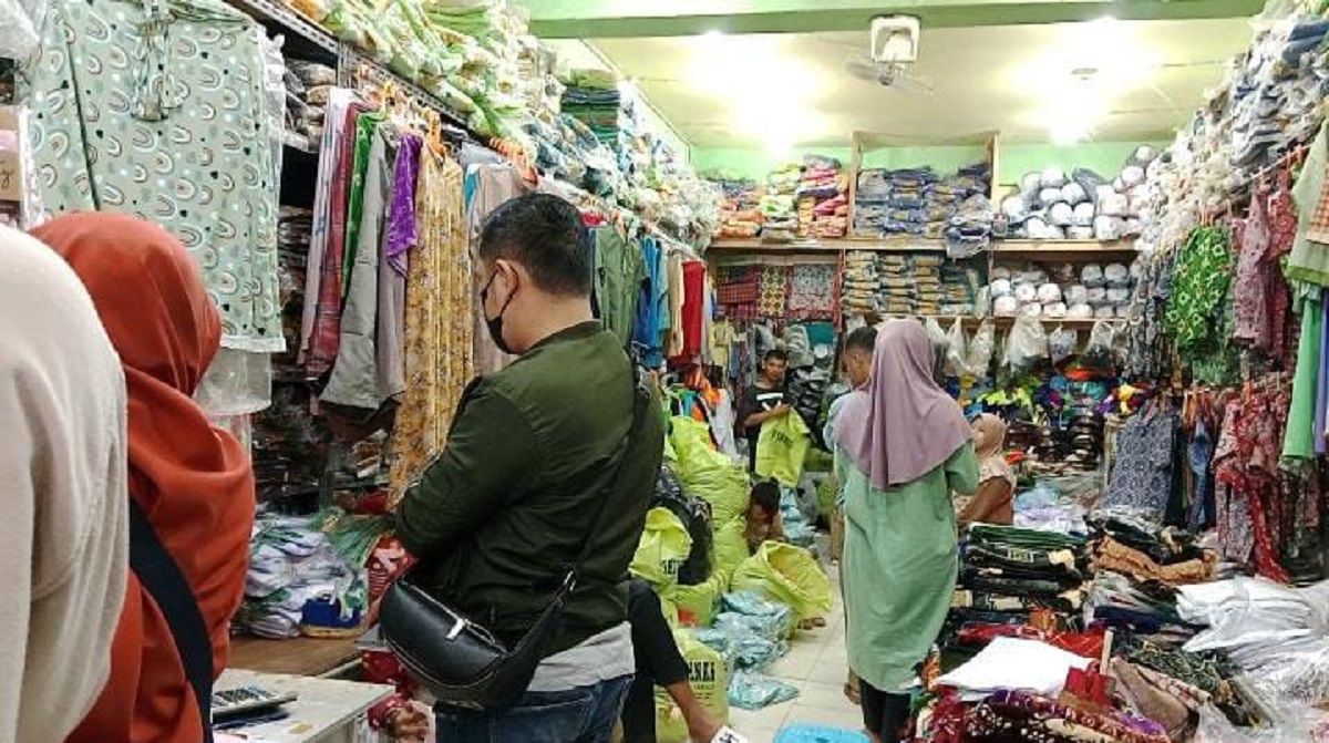 Penjual Pakaian Sekolah di Palembang Raup Untung Jutaan Rupiah