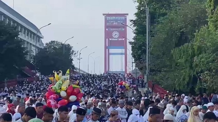 Jemaah Salat Iduladha Banjiri Masjid Agung SMB Jayo Wikramo Palembang hingga Jembatan Ampera