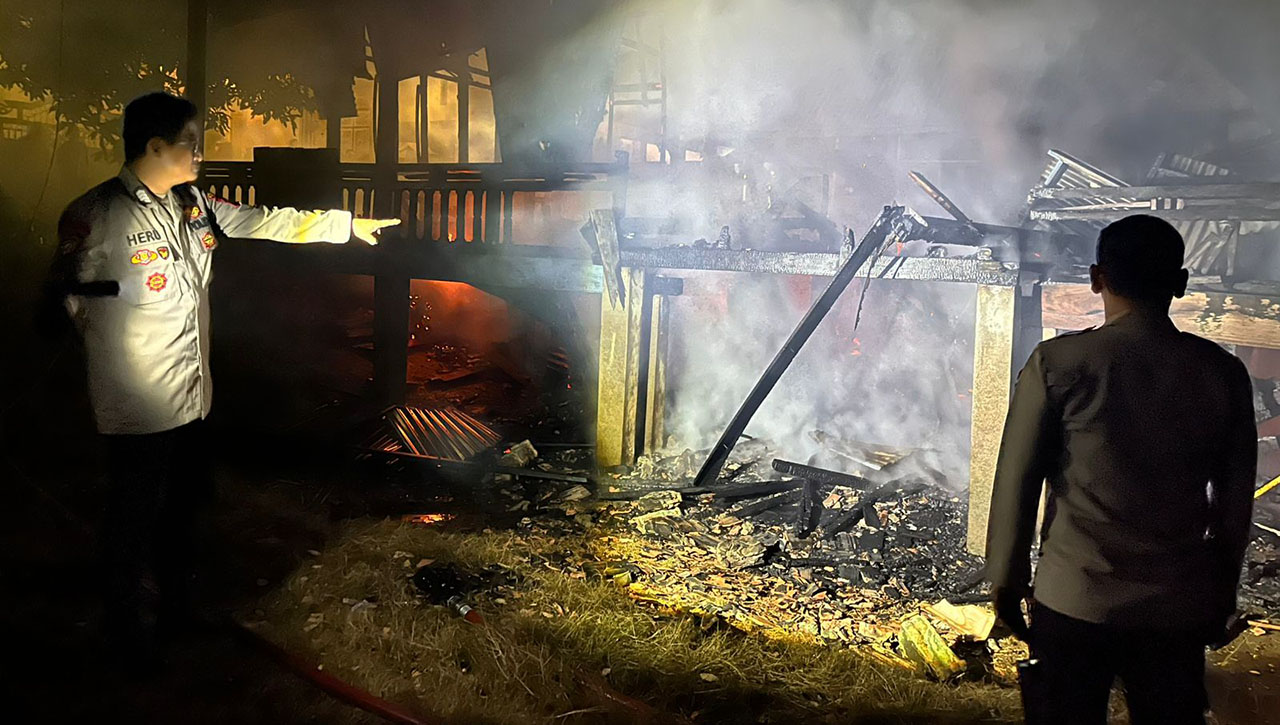 Rumah Panggung Kayu Milik Warga Tanjung Sejaro Hangus Terbakar