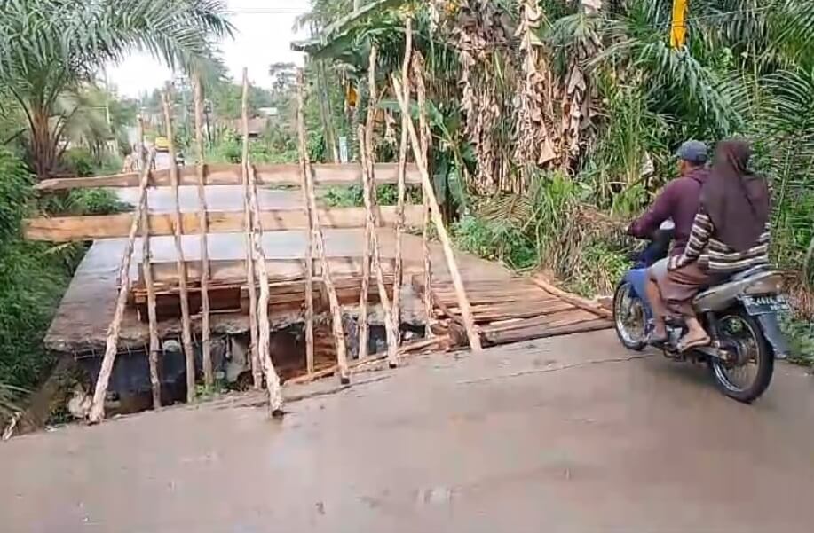 Pengendara Diimbau untuk Sementara Waktu Menghindari Jalan Perjuangan di Kelurahan Sukomoro Banyuasin