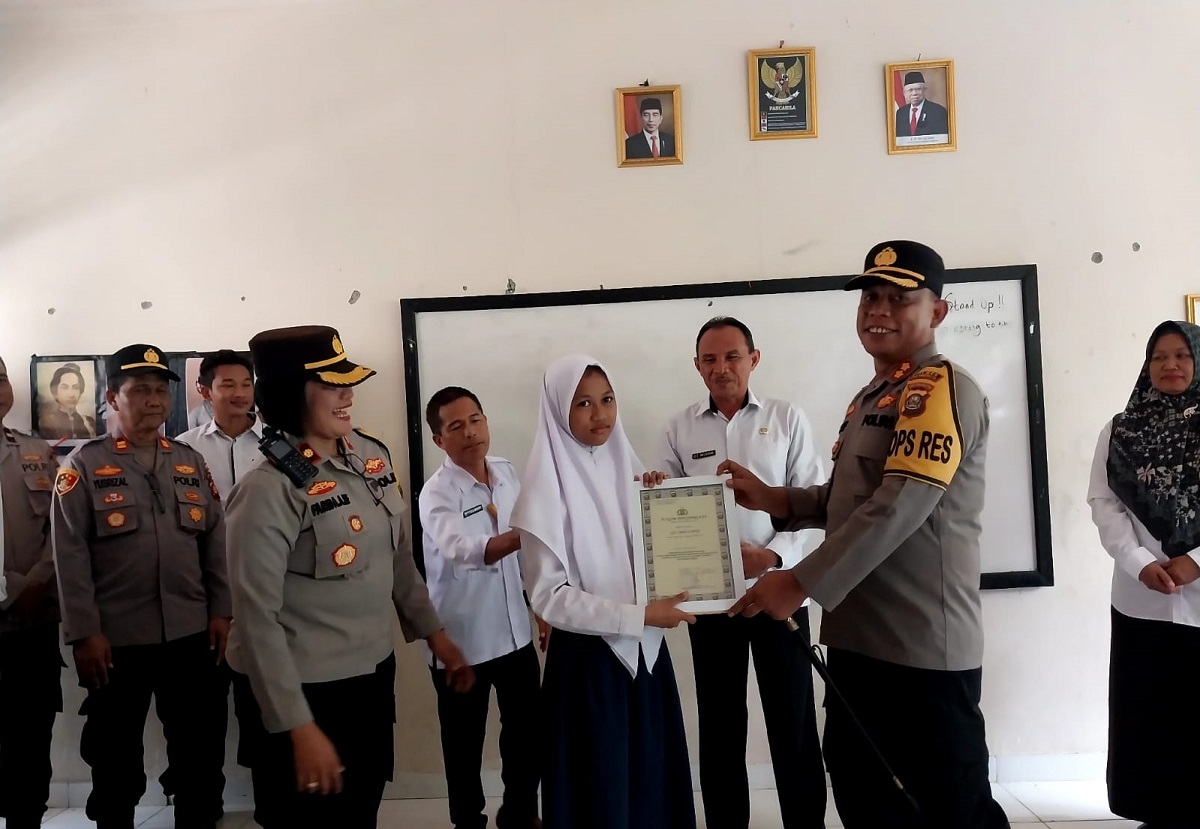 2 Pelajar Perekam Perampok di Talang Bindu Diganjar Penghargaan oleh Kapolres OKU