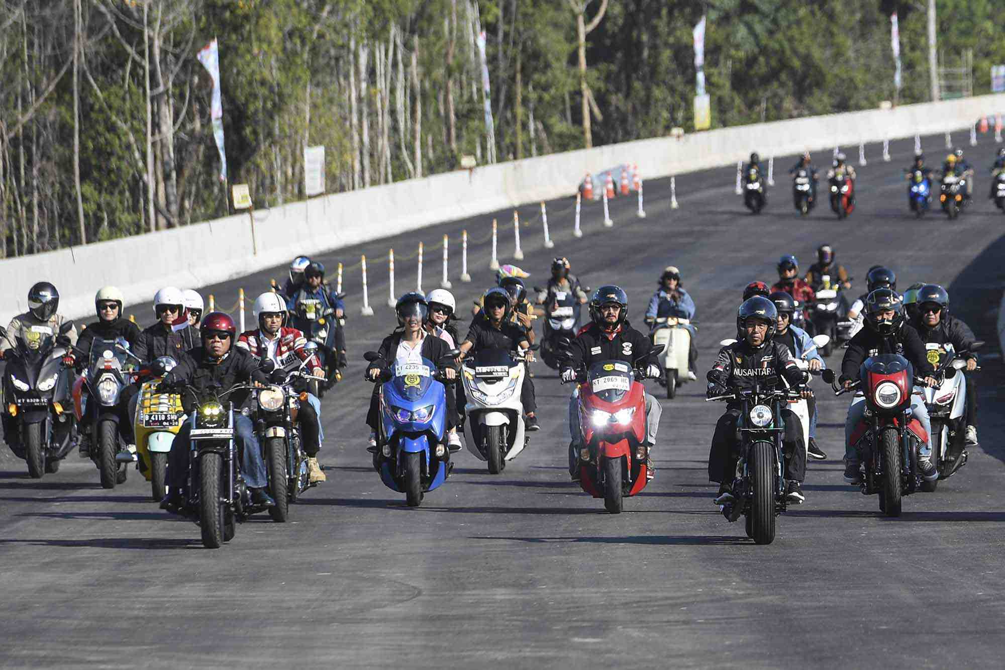 Presiden Jokowi Naik Motor Menyusuri Tol IKN