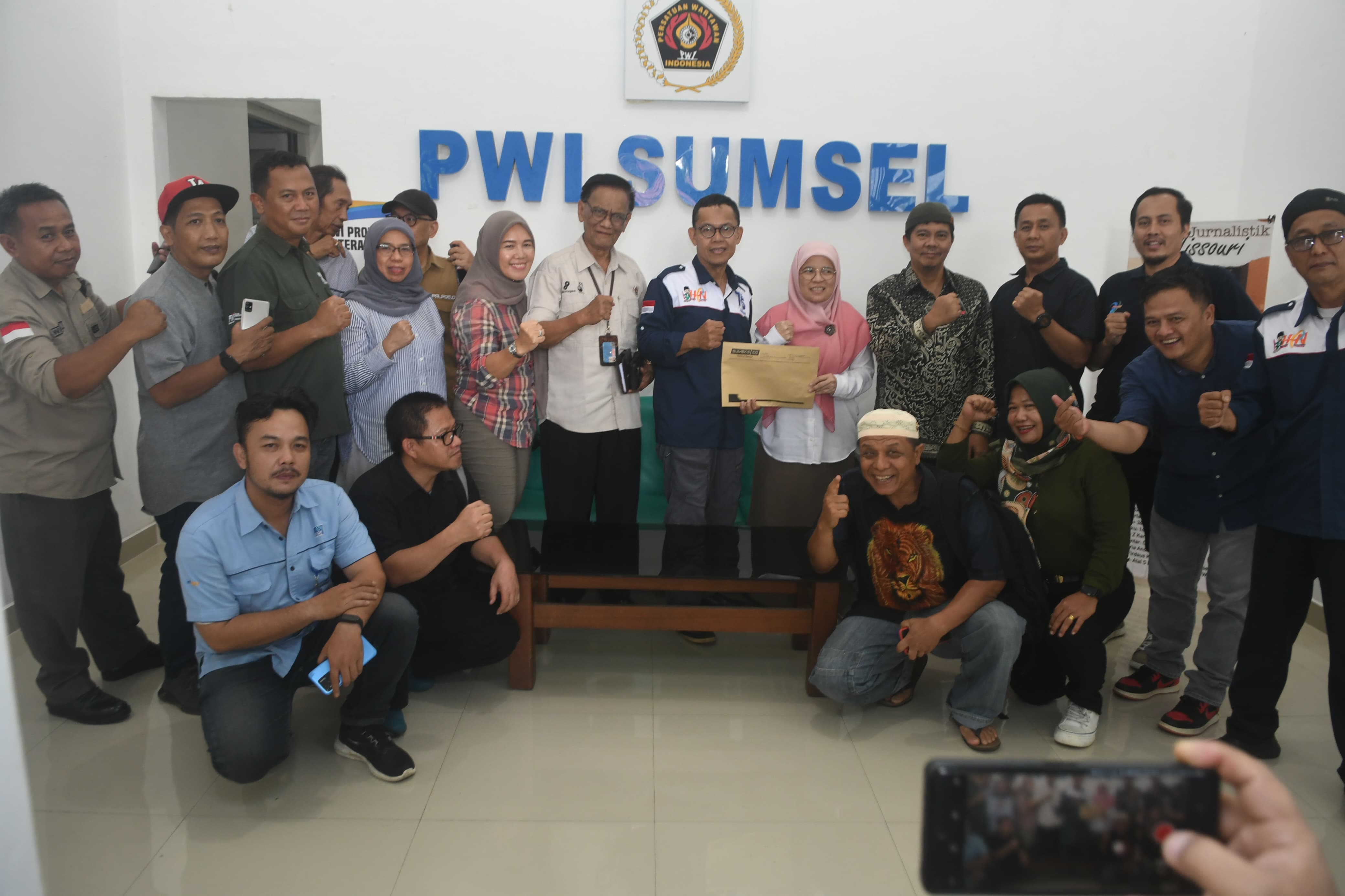 Bersama Rombongan Sumatera Ekspres Group, Dwitri Kartini Serahkan Berkas Pencalonan Ketua PWI Sumsel