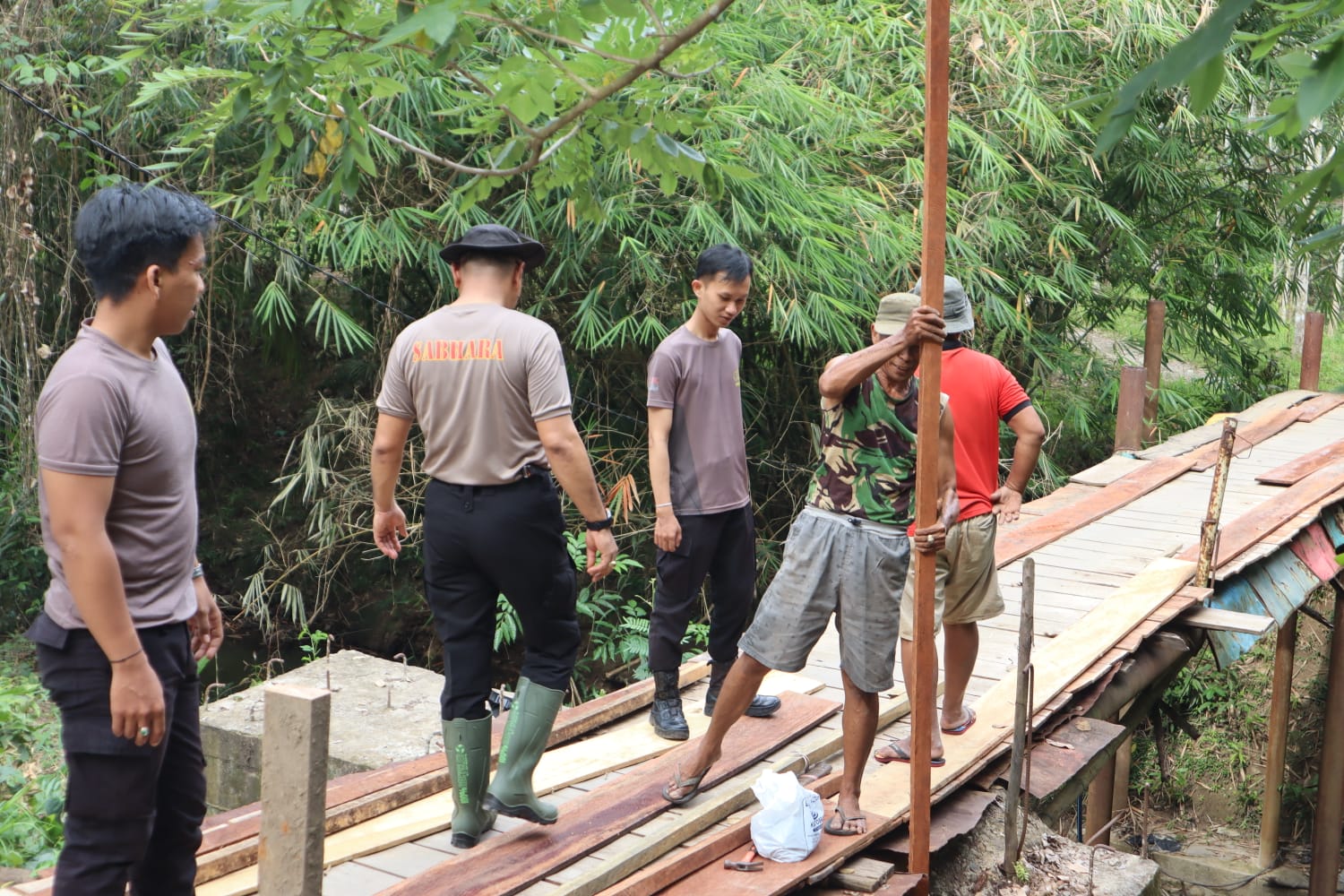 Polres Muara Enim Perbaiki Jembatan Penghubung Antar Kampung 