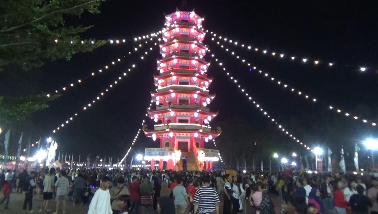 Lautan Manusia Padati Pulau Kemaro, Malam Puncak Cap Go Meh Berlangsung Meriah!