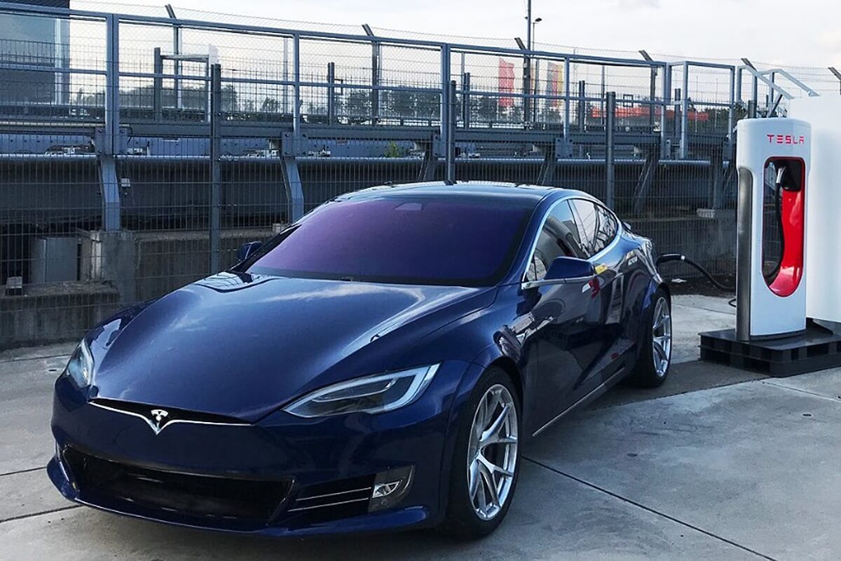 Inilah Tesla Model S, Mobil Canggih Amerika yang Bisa Jalan Sendiri!
