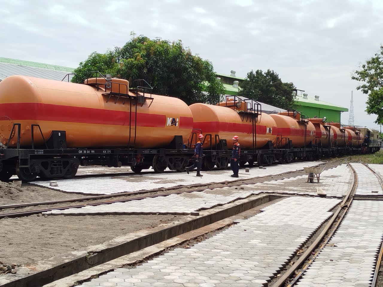 Dukung Distribusi BBM, KAI Divre III Palembang Tambah Armada 6 Gerbong Ketel