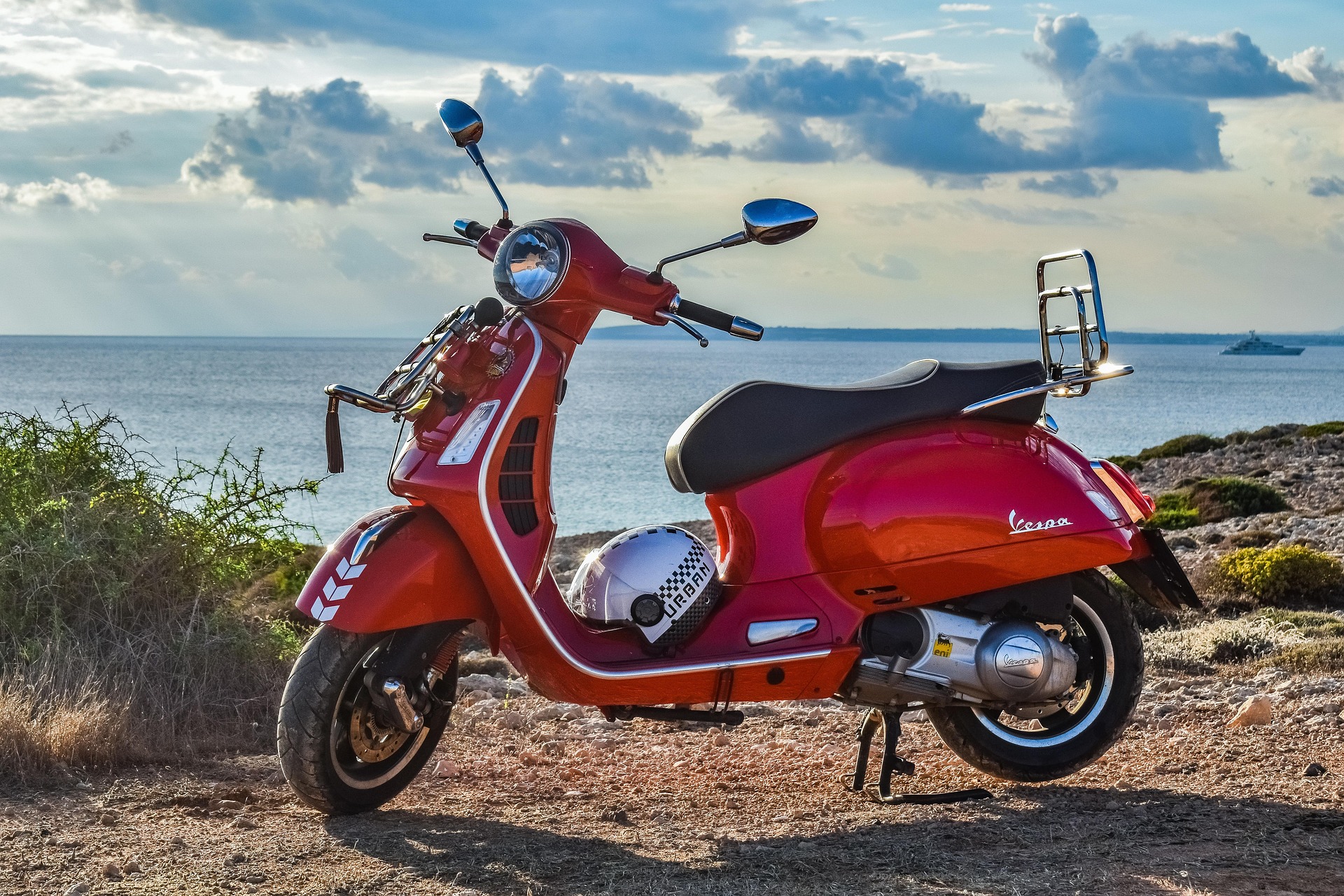 Vespa Warna Merah, Skuter Klasik dengan Tampilan Elegan dan Karakter yang Ikonik