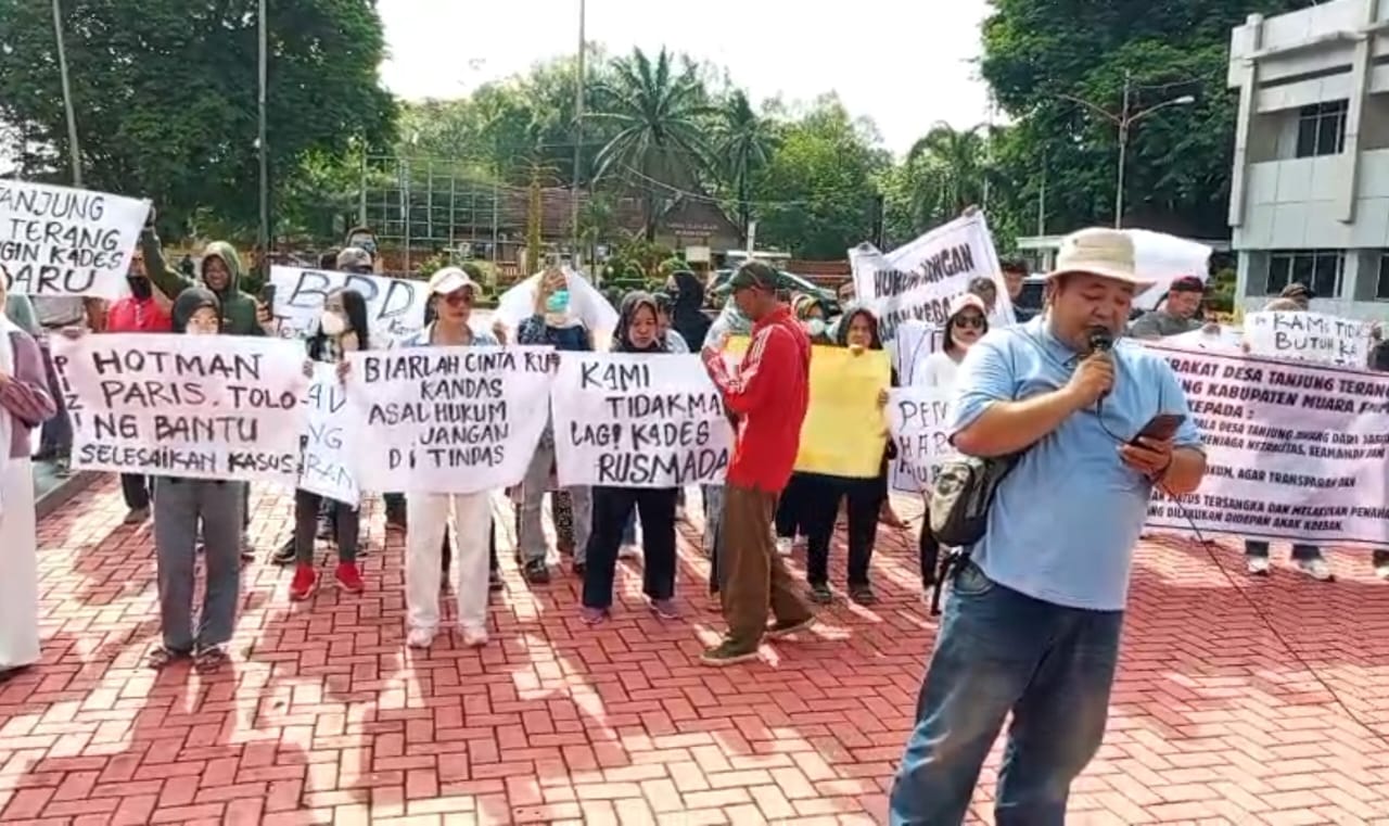 Oknum Kades Tanjung Terang Pelaku Penganiayaan Tak di Tangkap, Warga Demo
