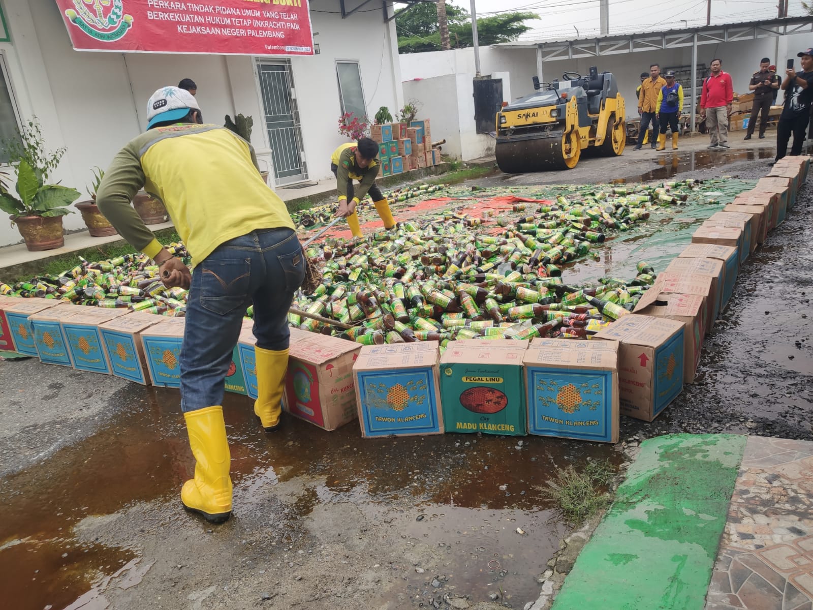 Kejari Palembang Musnakan Ribuan Jamu Kuat dan Pomade Tanpa Izin Edar