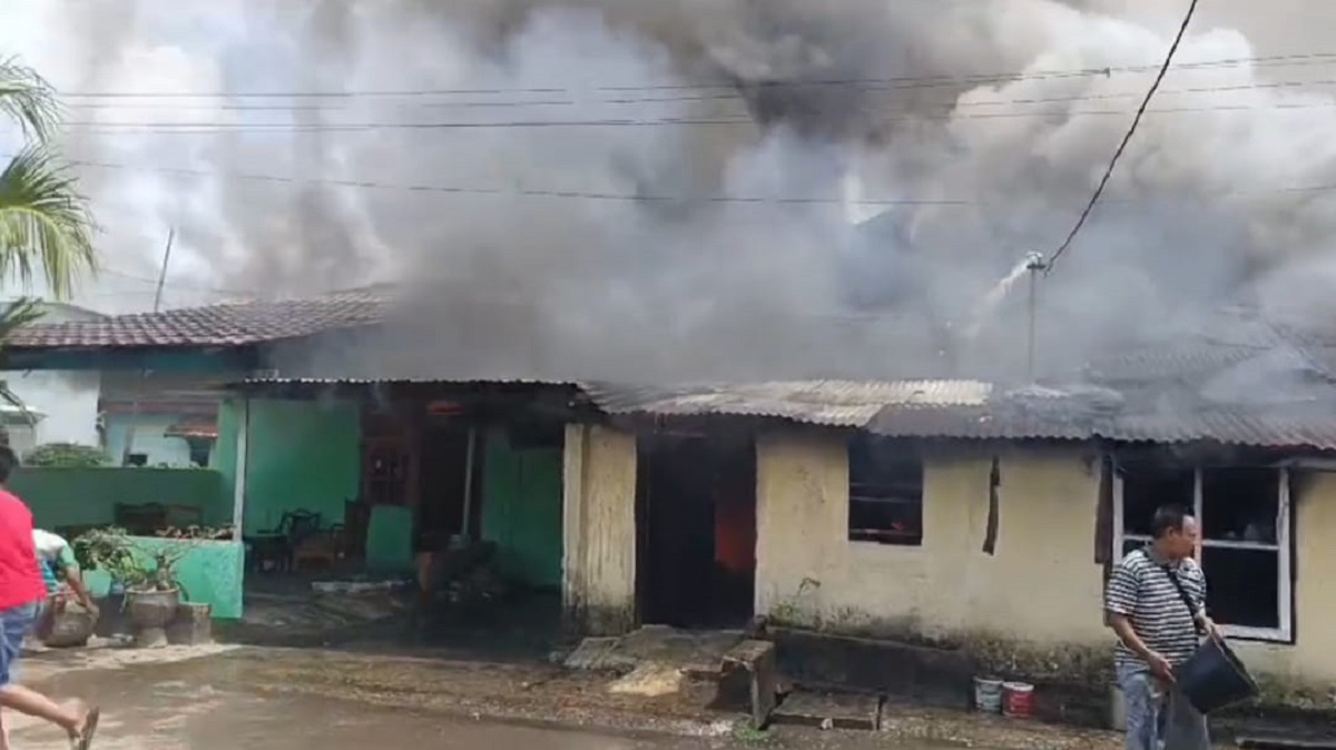 Diduga Korsleting Listrik, 4 Rumah di Lemabang Palembang Terbakar