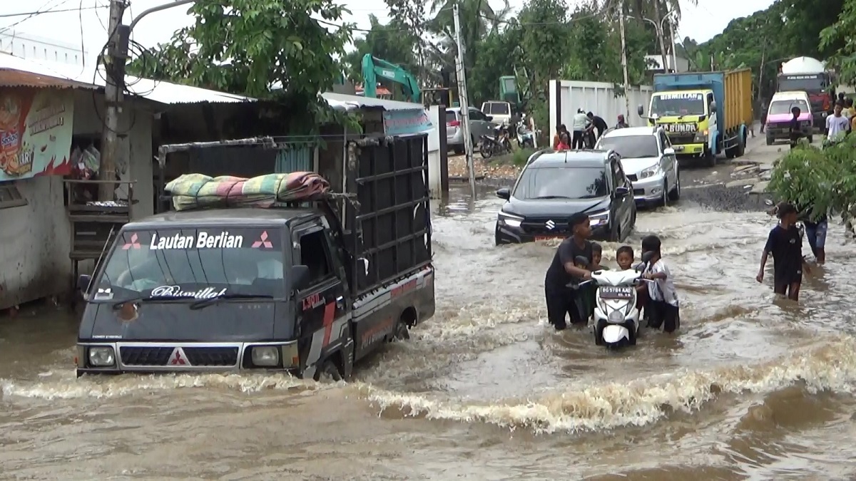 Kondisi Jalan Lettu Karim Kadir Kian Memprihatinkan, Warga Minta Segera Diperbaiki!