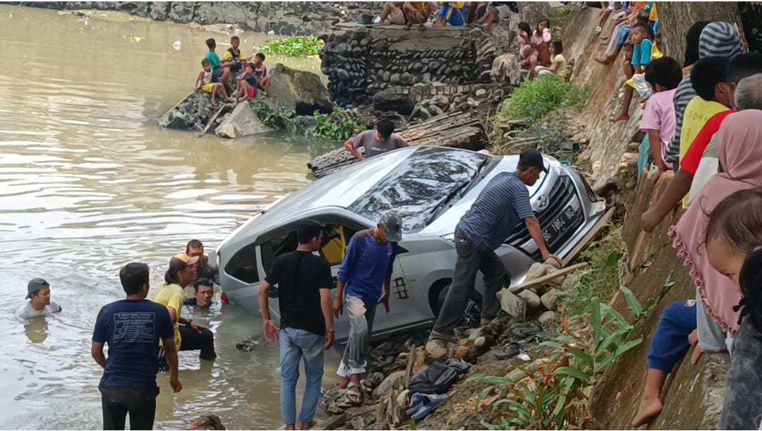 Hendak Pergi Kondangan, Mobil yang Dikendarai Satu Keluarga Masuk ke Sungai