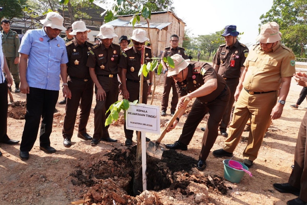  Kejaksaan Tinggi sumatera Selatan Peduli lingkungan Hidup, Tanam Ratusan Pohon