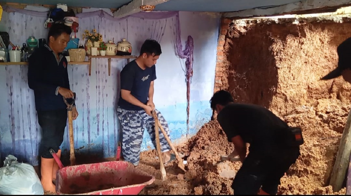 Detik-Detik Rumah Warga PALI Tertimbun Longsor Saat Semua Orang Tertidur