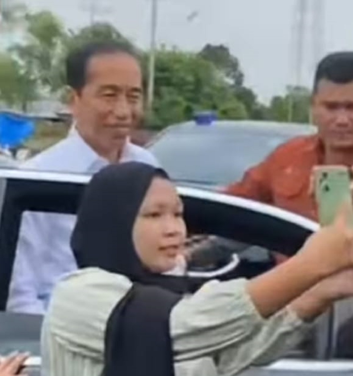 Turun Dari Mobil, Presiden Jokowi Langsung Sapa Warga Lubuk Linggau