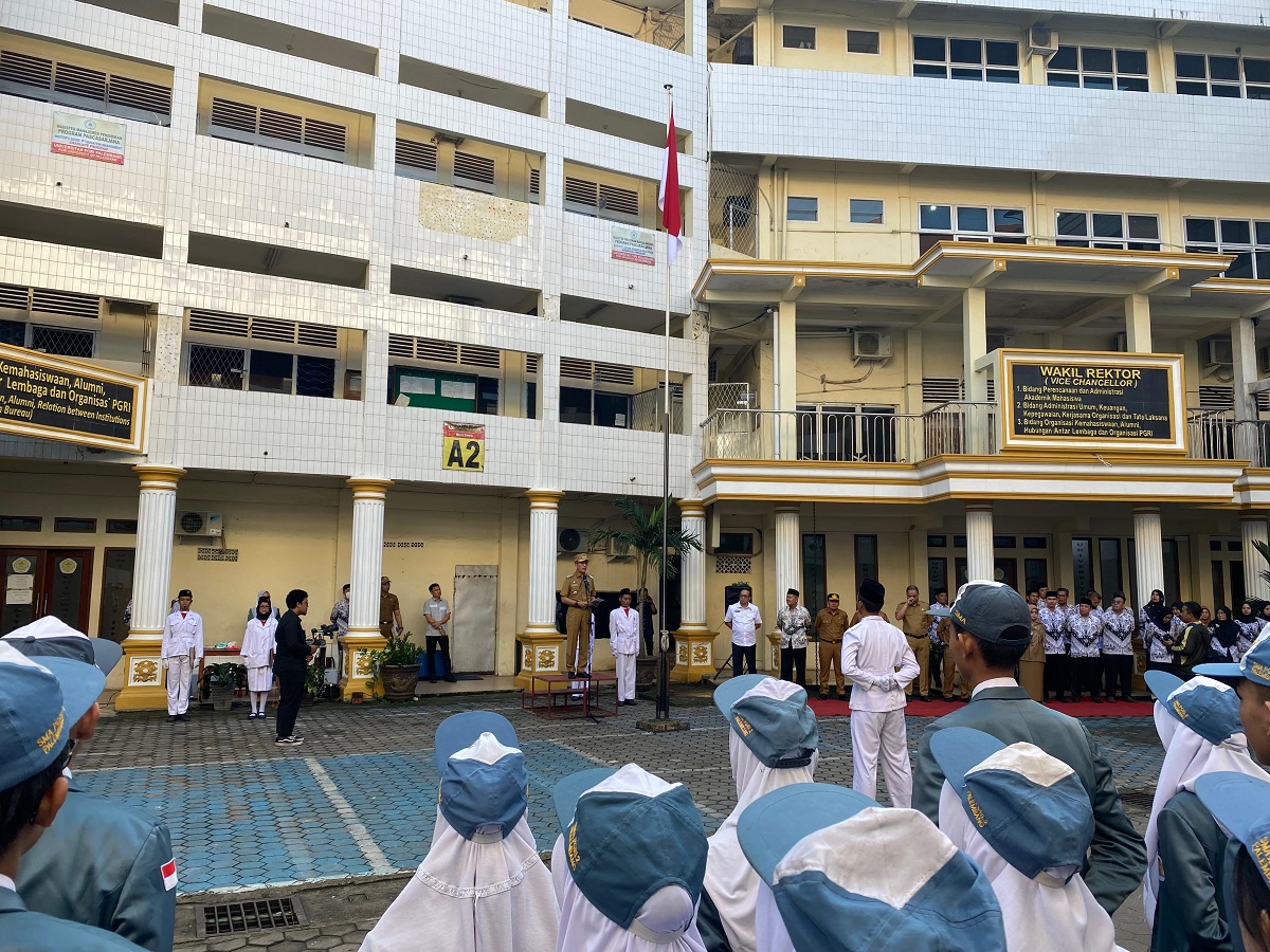  Pj Walikota Palembang Ratu Dewa Pimpin Upacara Bendera SMA PGRI 2 Palembang