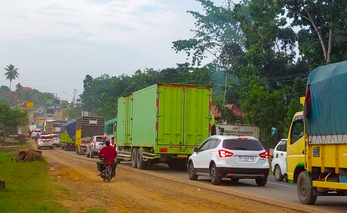 Kemacetan Parah di Jalintim Palembang-Betung Akibat Truk Bertonase Besar Kembali Melintas