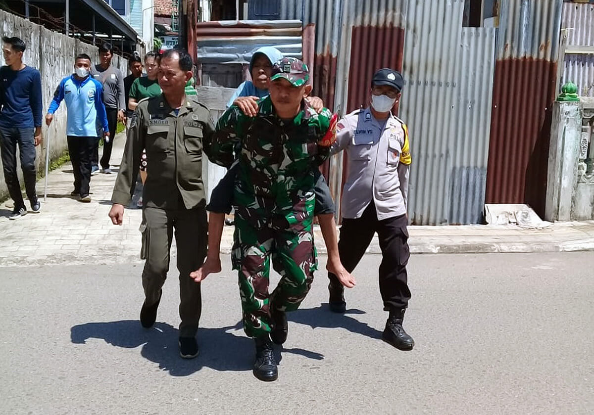 Salut! Babinsa Koramil Makrayu Gendong dan Bawa Perempuan Lansia Tak Punya Tempat Tinggal ke Dinsos Palembang