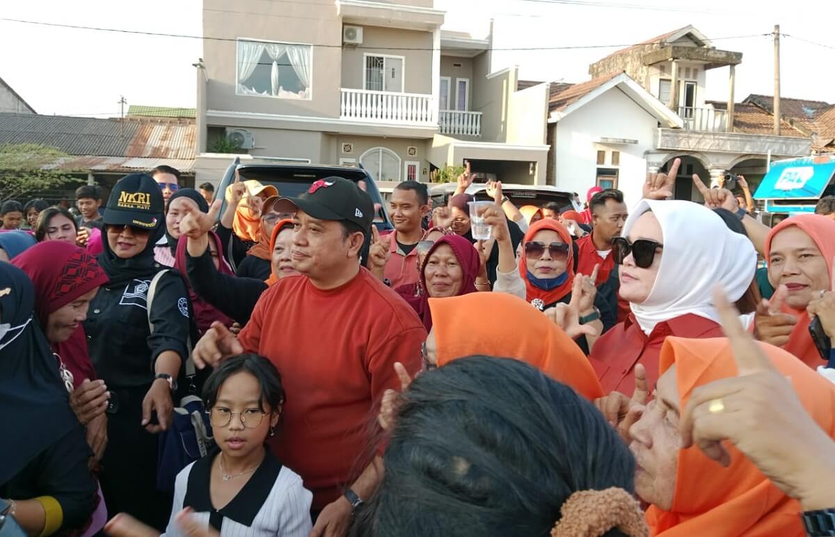 Masyarakat Sangat Antusias Ikut Ngeradak Kampung PALTV Bersama Bacabup dan Bacawabup Banyuasin Askolani-Netta