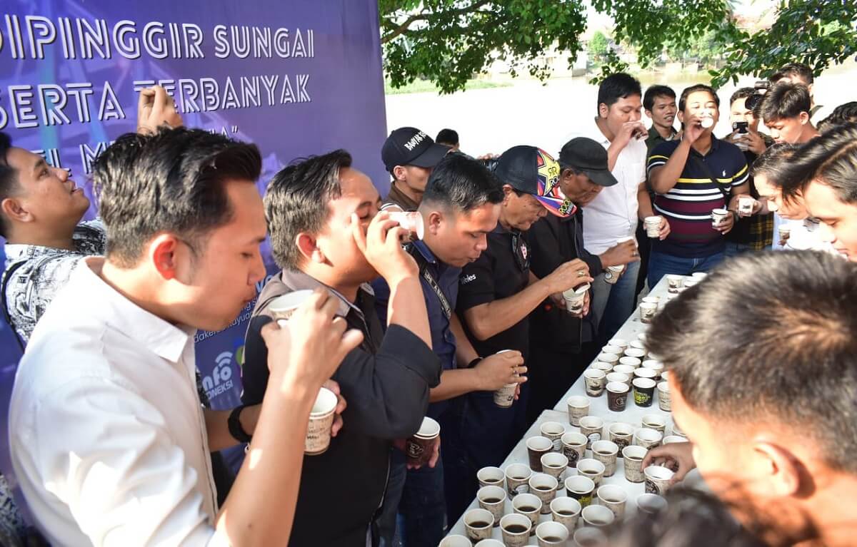 Warga OKI Ikut Pecahkan Rekor Muri Minum Kopi Serentak di Tepi Sungai