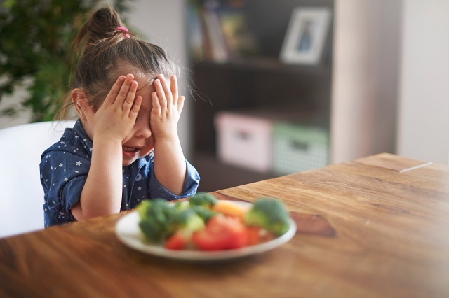 Anak Enggan Makan Akibat Sariawan, Coba 8 Cara Cerdas Ini yang Bikin Anak Mau Makan