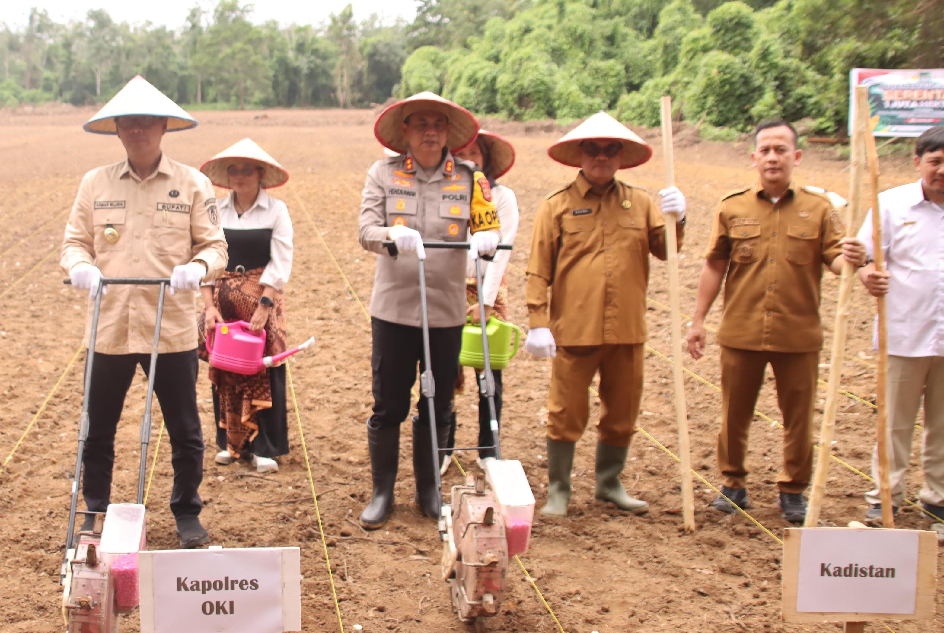 Dukung Program Ketahanan Pangan, Kapolres OKI dan PJ Bupati Memulai Tanam Jagung Serentak