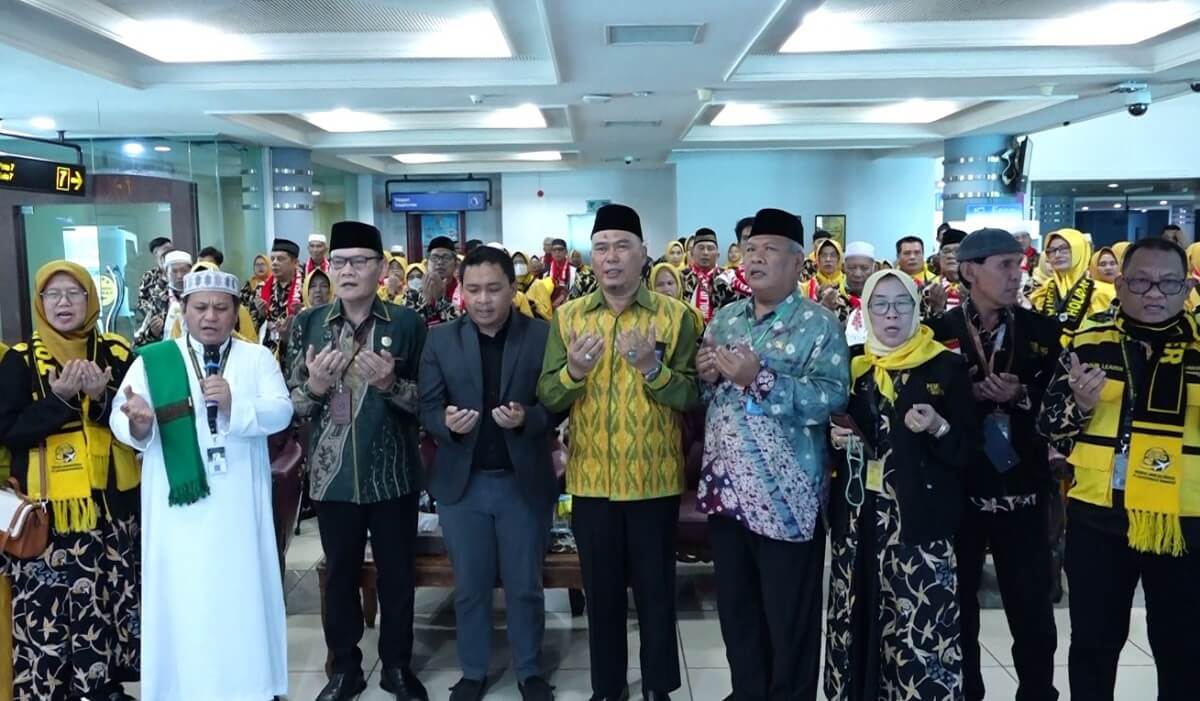 Holiday Angkasa Wisata Melepas 433 Jemaah Umrah dengan Penerbangan Langsung dari Palembang ke Madinah