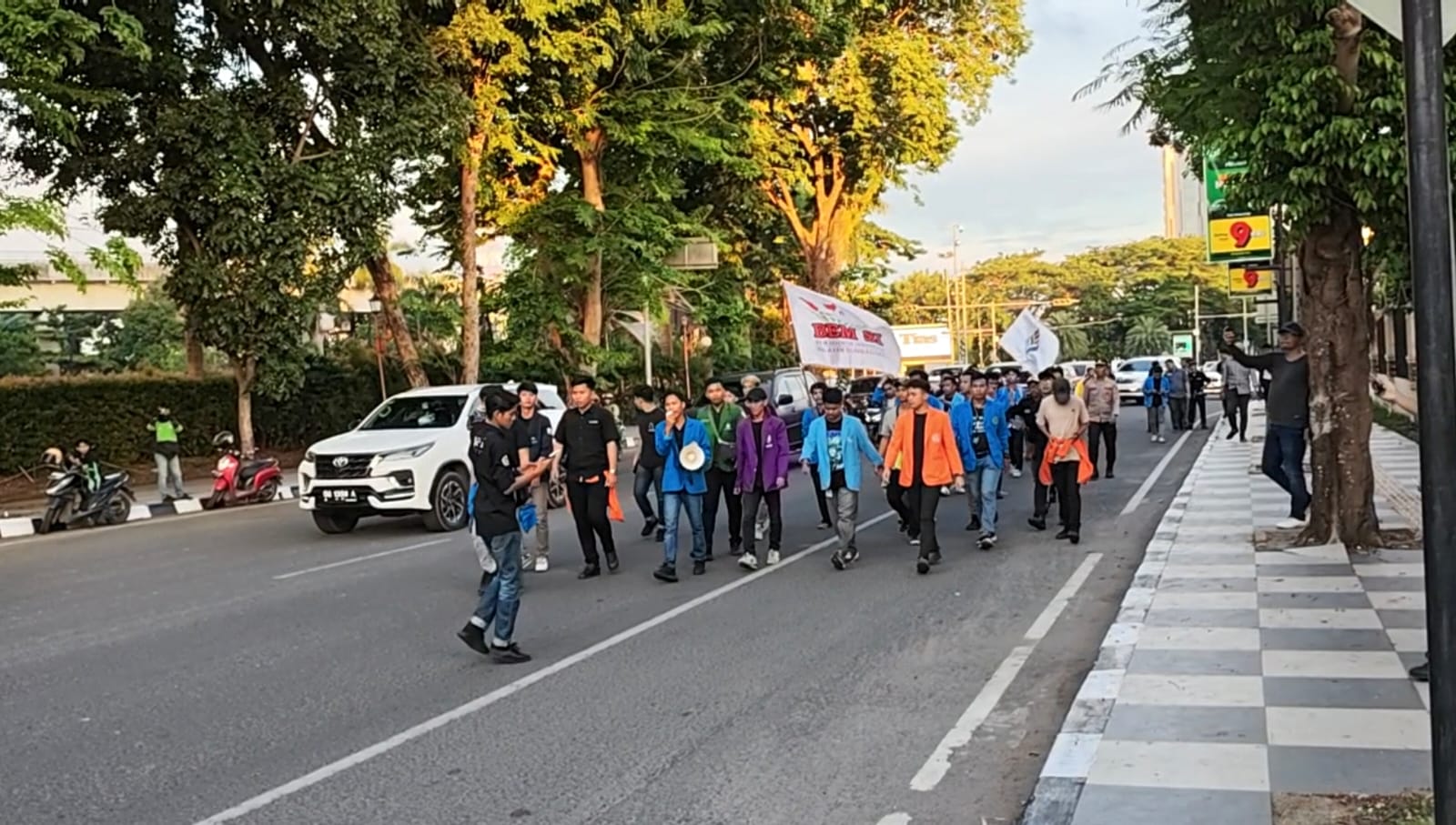Aksi Diwarnai Bakar Ban, Enam Tuntutan Disuarakan di Kantor Gubernur dan DPRD Sumsel