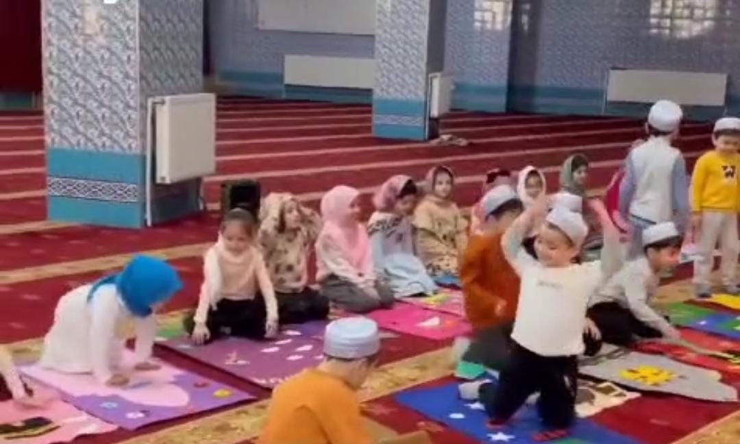 Anak-Anak Bermain di Masjid Selama Shalat, Tidak Perlu Dimarahi, Tetapi Lakukan Dua Hal Ini
