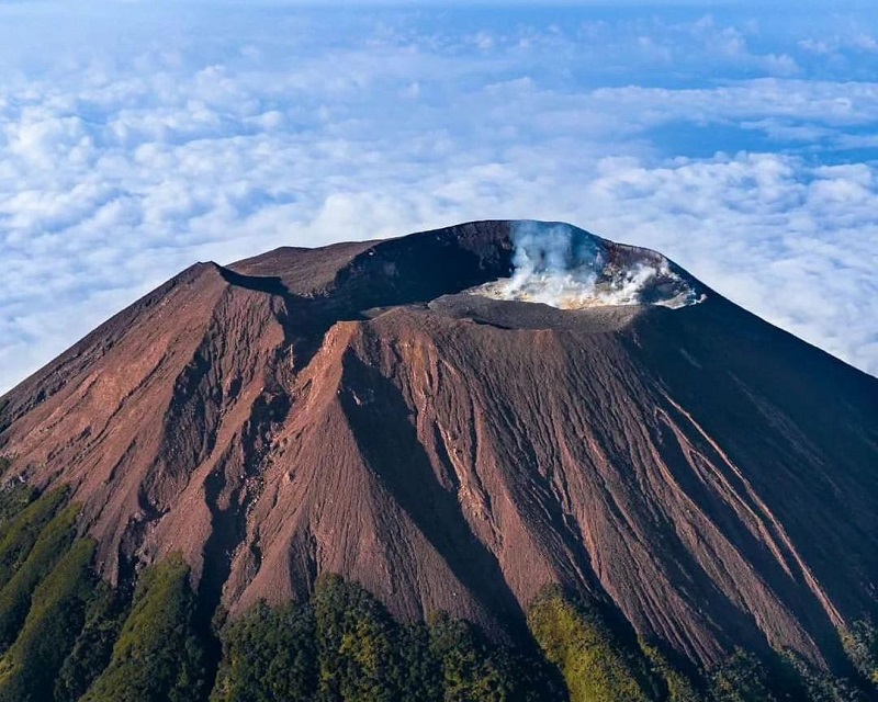 Mendaki di Gunung Slamet, Gunung Berapi Aktif Dengan Pemandangan Samudera Awan dari Ketinggian