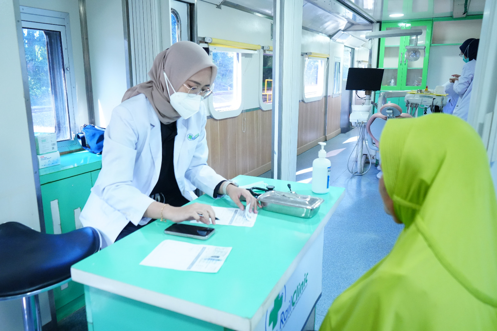 Layanan Kesehatan Gratis Rail Clinic di Stasiun Payakabung Untuk Masyarakat