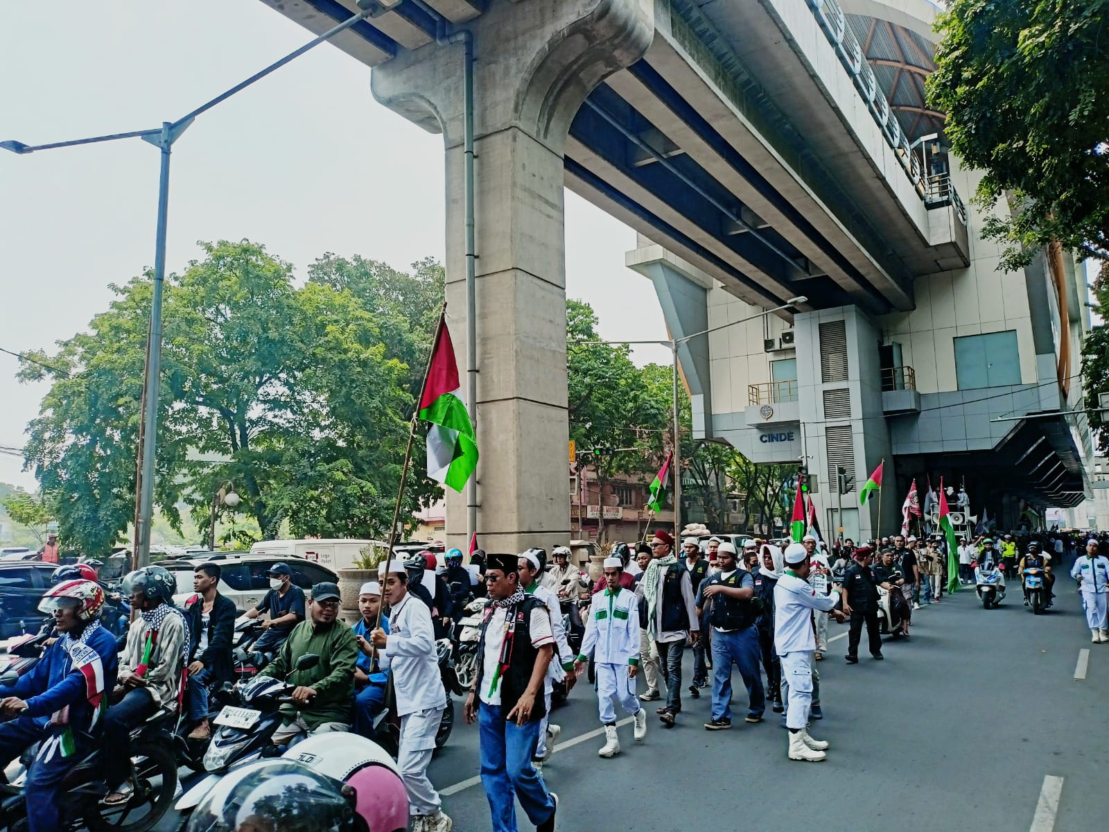  Solidaritas Palestina Menggema di Palembang: Ribuan Warga Padati Bundaran Air Mancur Masjid Agung
