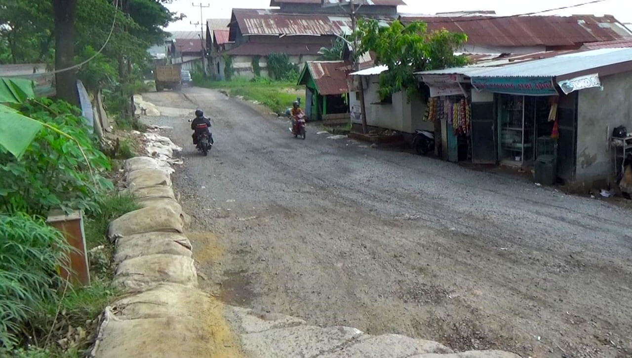 Warga Gandus Kembali Keluhkan Jalan Lettu Karim Kadir yang Belum Diperbaiki Total