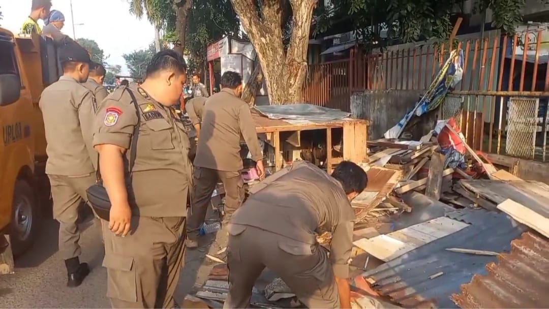 Satpol PP Palembang Bongkar Paksa Lapak Pedagang Berjualan Dibahu Jalan A Yani, Pedagang Histeris