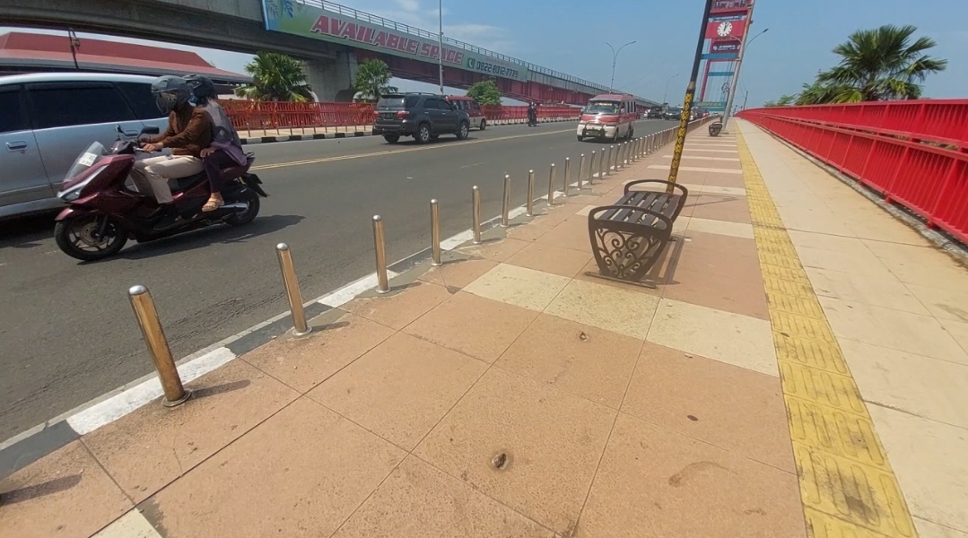 Besi Pembatas Jalan Ampera yang Hilang Kembali Terpasang