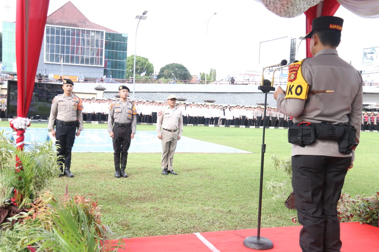 Kapolda Sumsel Berikan Penghargaan kepada 163 Personel Berprestasi