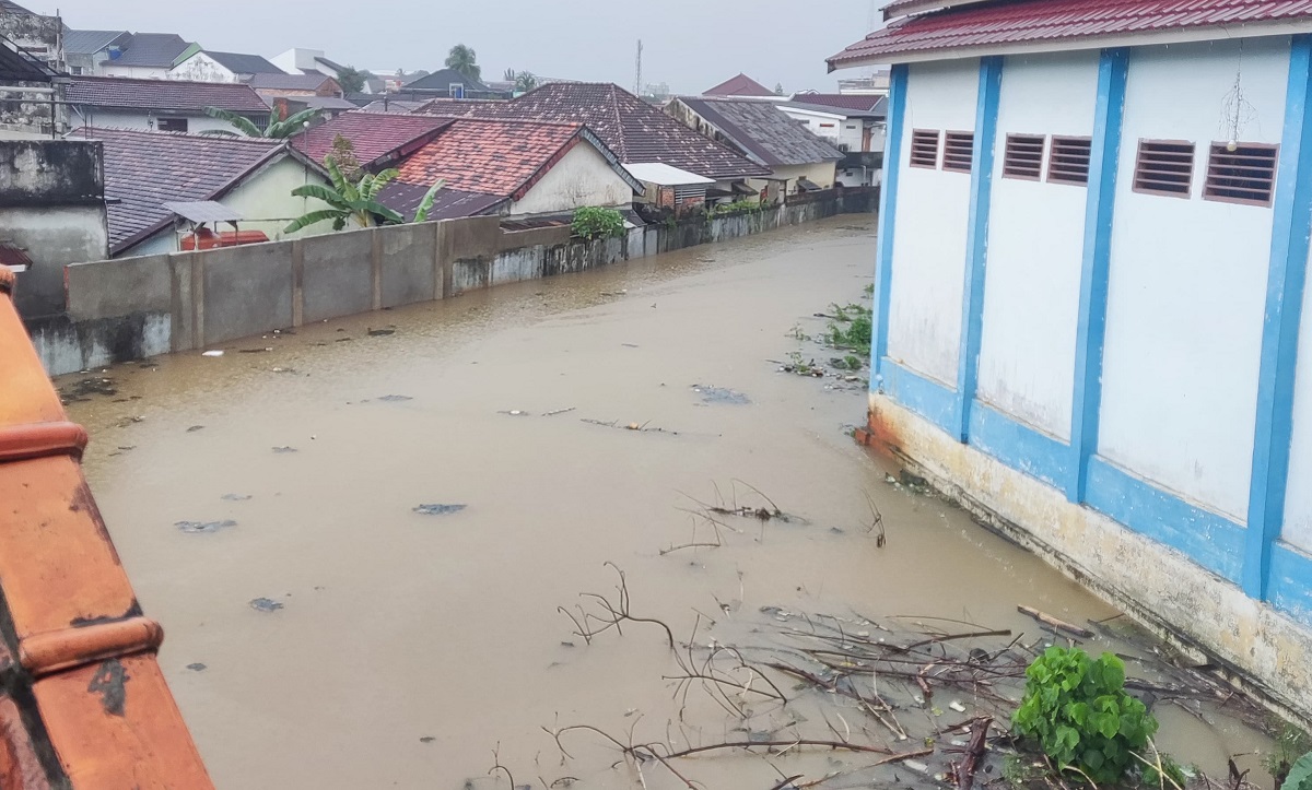 Tanggul Jebol, 5 Rumah Warga di Arodillah III Terendam Banjir